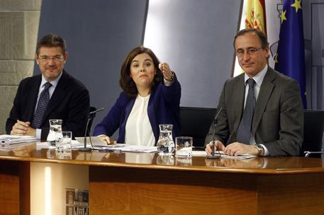 6/11/2015. Consejo de Ministros: Sáenz de Santamaría, Catalá y Alonso. La vicepresidenta del Gobierno, Soraya Sáenz de Santamaría, junto al ...